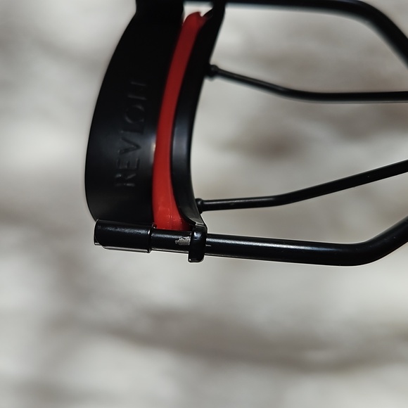 Revlon Eyelash Curler Set (with rubber replacments) - Picture 2 of 3